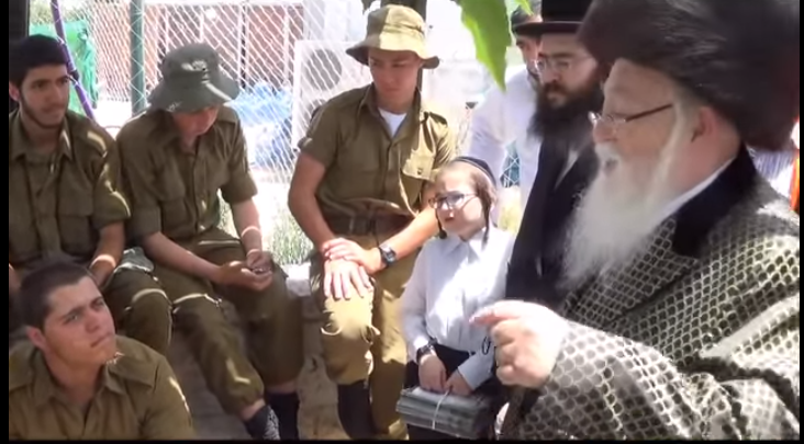 האדמור מהאלמי משוחח ן עם חיילים אודות הזוהר הקדוש-  לג בעומר תשעו מירון