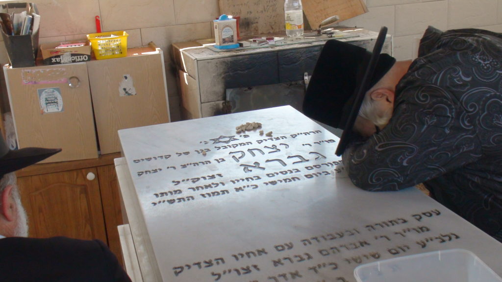 האדמור מהאלמין בתפילות בבתי קברות בבית שמש וישובים הסמוכים (4)