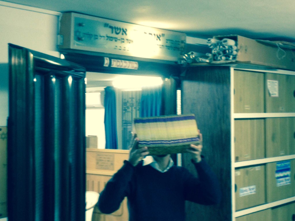 חלוקת זוהר בתי מדרש-  יהודי מחזיק סט זוהר2