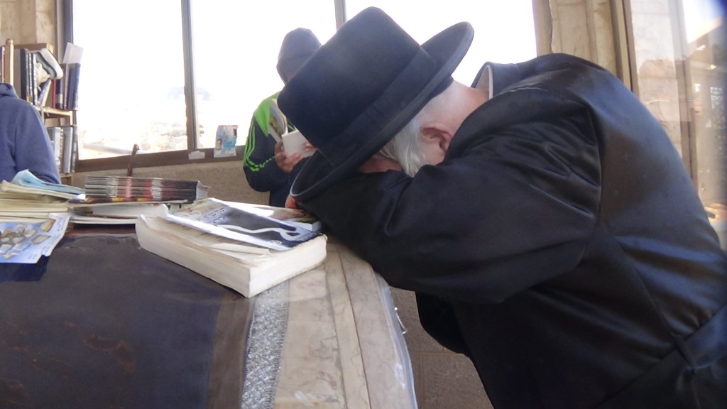 האדמור מהאלמין בתפילות במקומות הקדושים בארץ ישראל מחלק ספרי זוהר תהלים סולם הזוהר ועוד