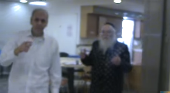 האדמור מאלמין עם יוסף כהן זל בביקור חולים אצל הרב יוחאנן באנון זצל