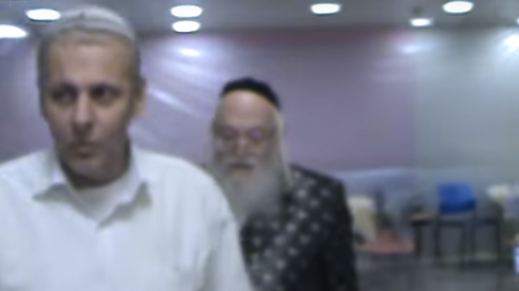 יוסף כהן זל" (משמאל) עם האדמור מהאלמין בבית חולים מאיר בביקור חולים